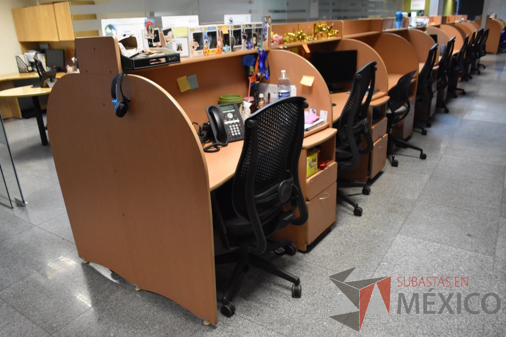 Lote 047 - Estación de trabajo para 12 personas tipo call center con 10 archiveros de 2 cajones y 12 repisas.