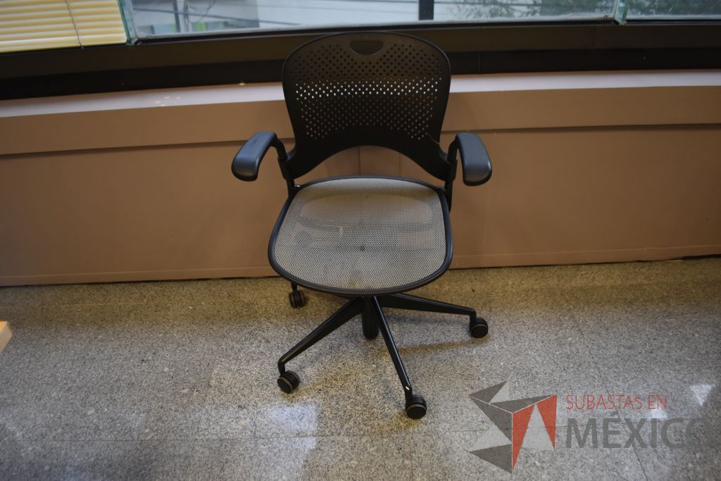 Lote 057 - 4 Sillas operativas con descansa brazos fijos, ruedas, asiento en malla color gris, respaldo color negro.