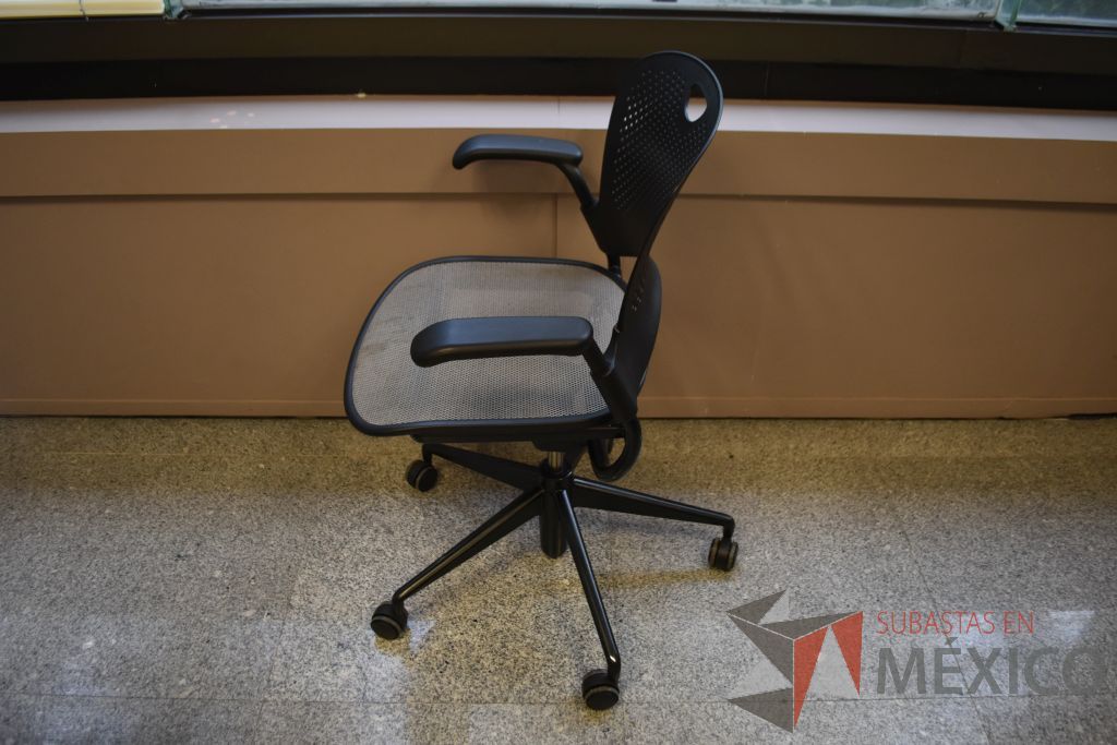 Lote 057 - 4 Sillas operativas con descansa brazos fijos, ruedas, asiento en malla color gris, respaldo color negro. - Imagen 4