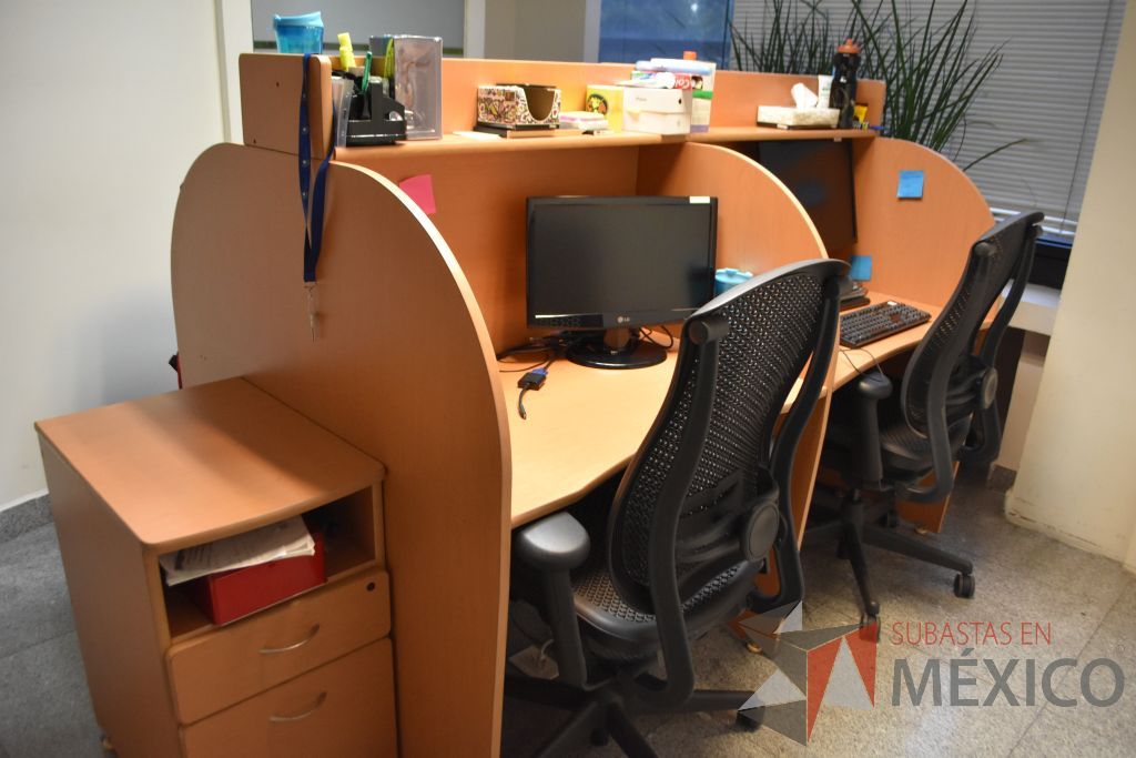 Lote 056 - Estación de trabajo para 4 personas tipo call center con 3 archiveros de 2 cajones y 4 repisas.