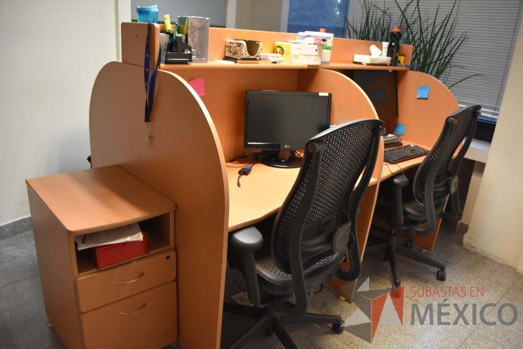 Lote 056 - Estación de trabajo para 4 personas tipo call center con 3 archiveros de 2 cajones y 4 repisas. - Imagen 9