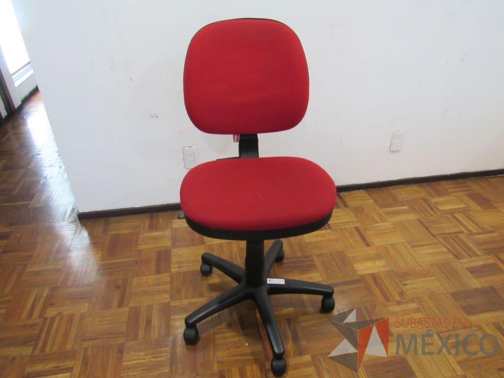 Lote 003 - 6 Sillas secretariales sin descansabrazos, ruedas, asiento respaldo en tela color rojo.