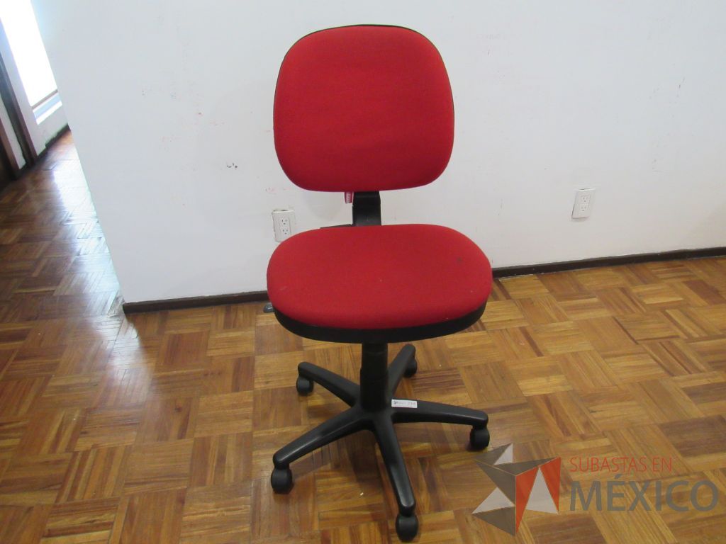 Lote 003 - 6 Sillas secretariales sin descansabrazos, ruedas, asiento respaldo en tela color rojo. - Imagen 3