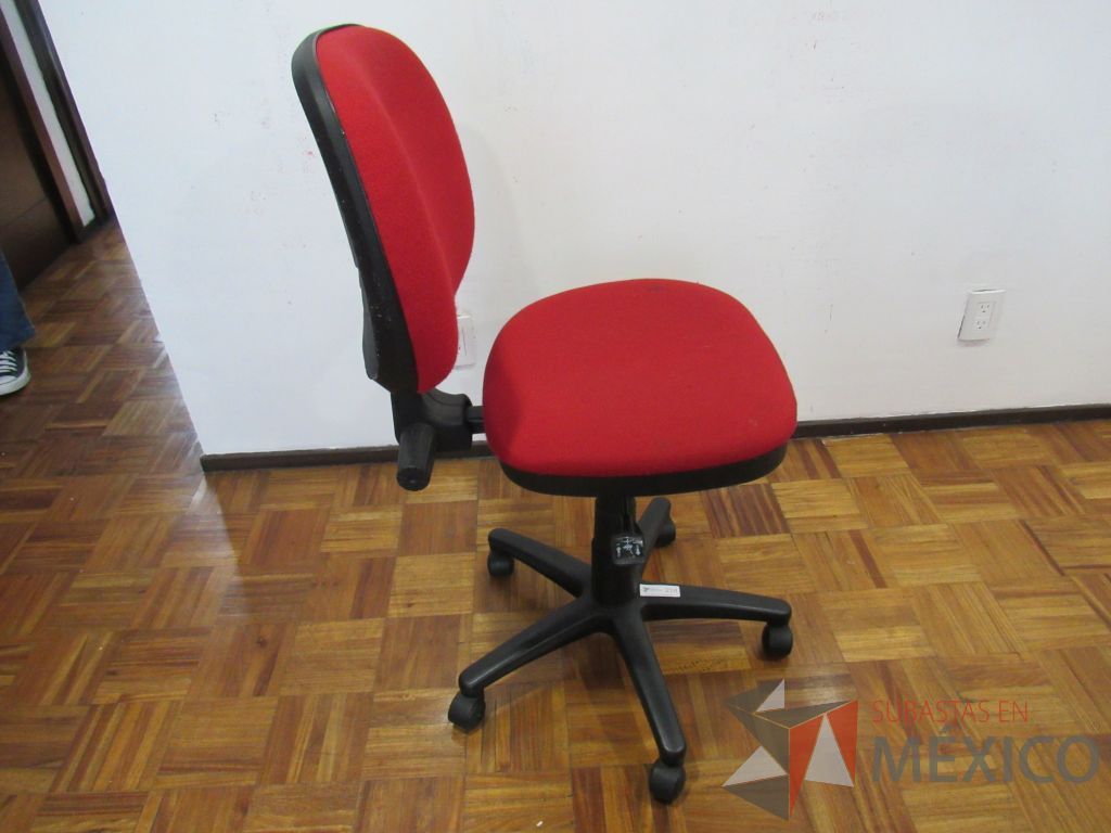 Lote 003 - 6 Sillas secretariales sin descansabrazos, ruedas, asiento respaldo en tela color rojo. - Imagen 4