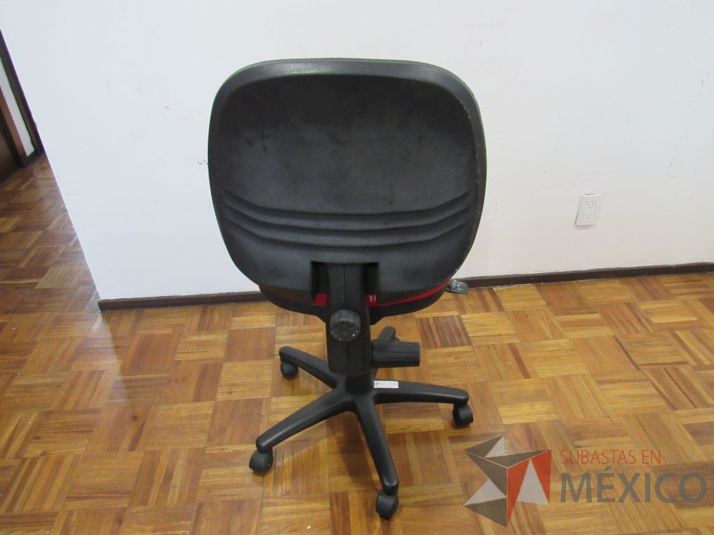Lote 003 - 6 Sillas secretariales sin descansabrazos, ruedas, asiento respaldo en tela color rojo. - Imagen 5