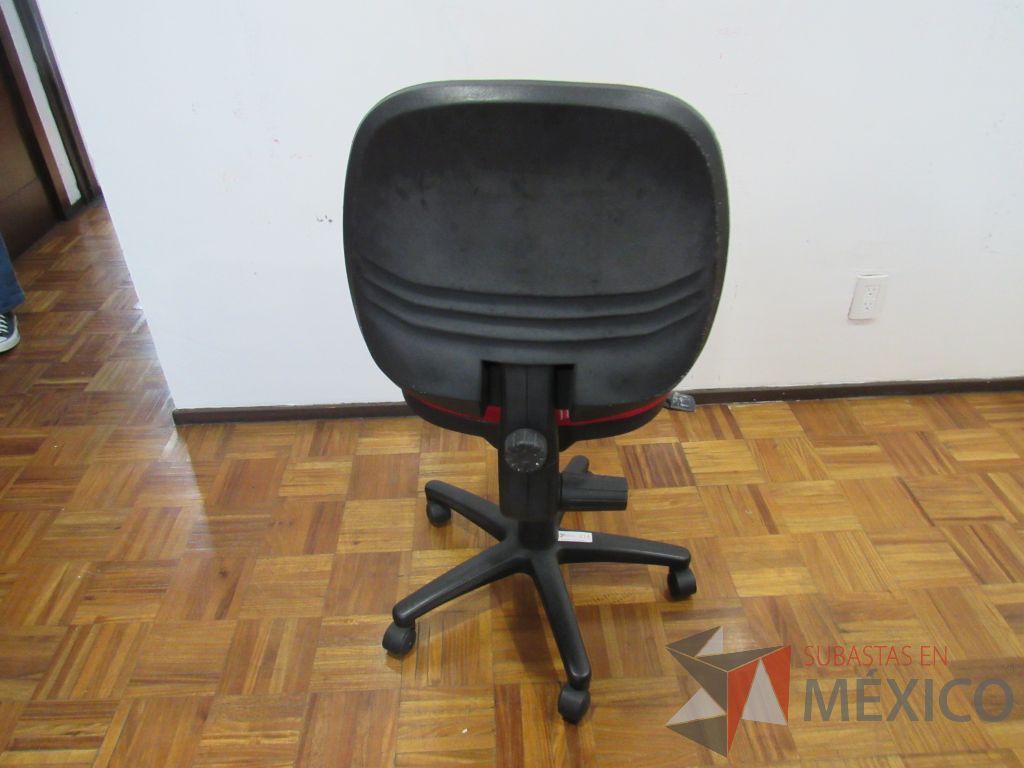 Lote 003 - 6 Sillas secretariales sin descansabrazos, ruedas, asiento respaldo en tela color rojo. - Imagen 2