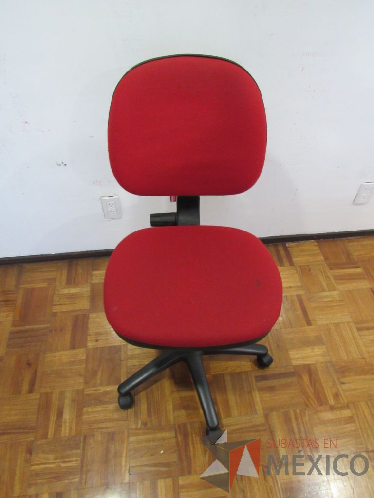 Lote 003 - 6 Sillas secretariales sin descansabrazos, ruedas, asiento respaldo en tela color rojo. - Imagen 6