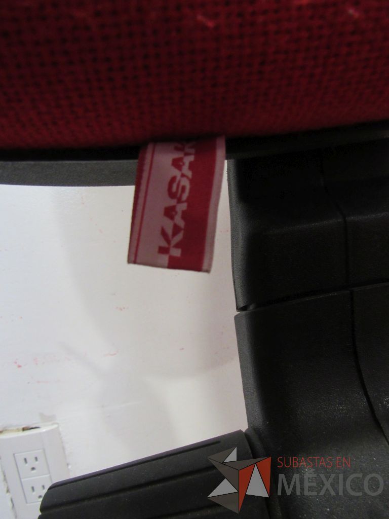 Lote 003 - 6 Sillas secretariales sin descansabrazos, ruedas, asiento respaldo en tela color rojo. - Imagen 7