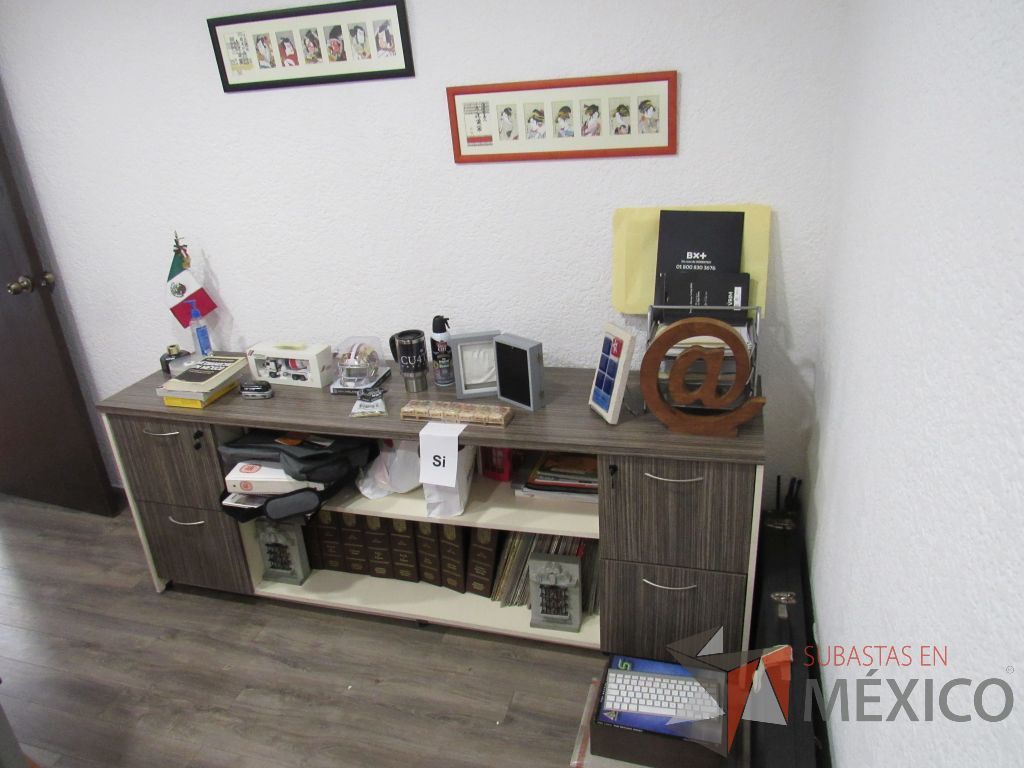 Lote 008 - Oficina ejecutiva , credenza con 4 patas metálicas y escritorio en escuadra con base metálica - Imagen 4