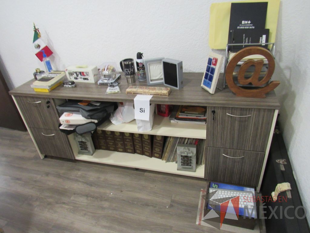 Lote 008 - Oficina ejecutiva , credenza con 4 patas metálicas y escritorio en escuadra con base metálica - Imagen 6