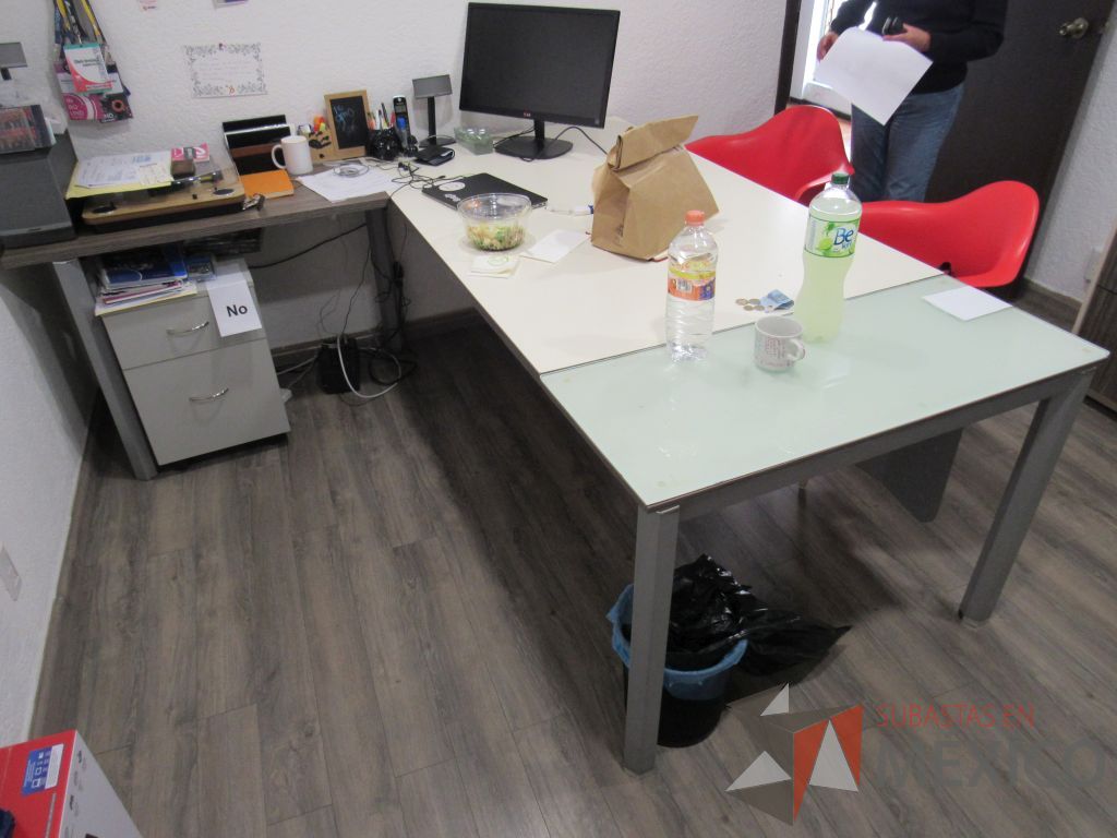 Lote 008 - Oficina ejecutiva , credenza con 4 patas metálicas y escritorio en escuadra con base metálica - Imagen 7