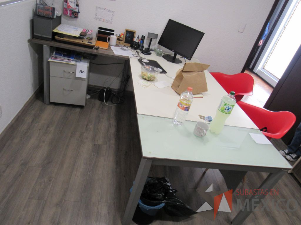 Lote 008 - Oficina ejecutiva , credenza con 4 patas metálicas y escritorio en escuadra con base metálica - Imagen 10