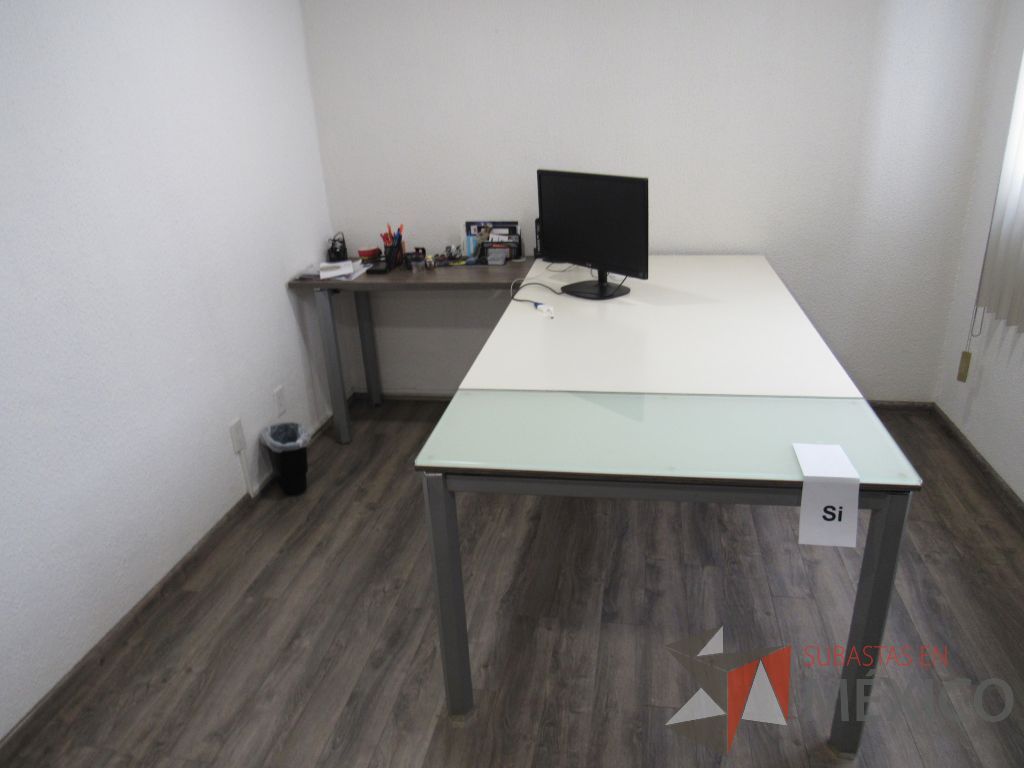 Lote 009 - Escritorio en escuadra con base metálica y cubierta color blanco con café - Imagen 2