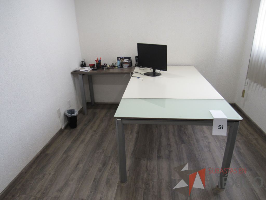 Lote 009 - Escritorio en escuadra con base metálica y cubierta color blanco con café - Imagen 3