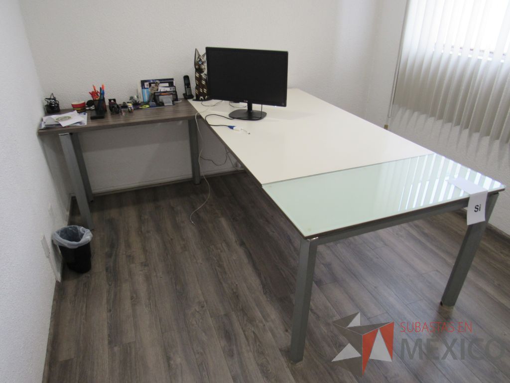 Lote 009 - Escritorio en escuadra con base metálica y cubierta color blanco con café - Imagen 4