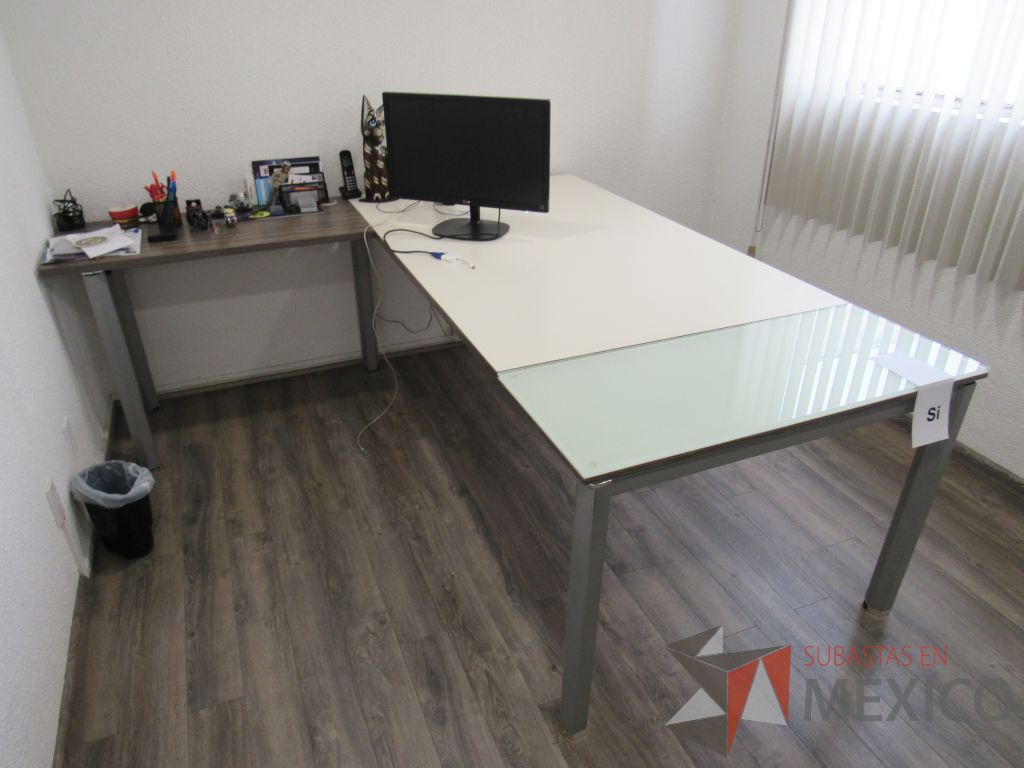Lote 009 - Escritorio en escuadra con base metálica y cubierta color blanco con café - Imagen 5