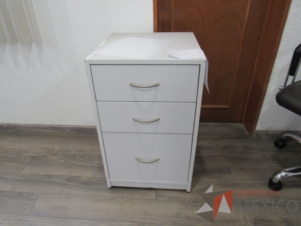 Lote 009 - Escritorio en escuadra con base metálica y cubierta color blanco con café - Imagen 6