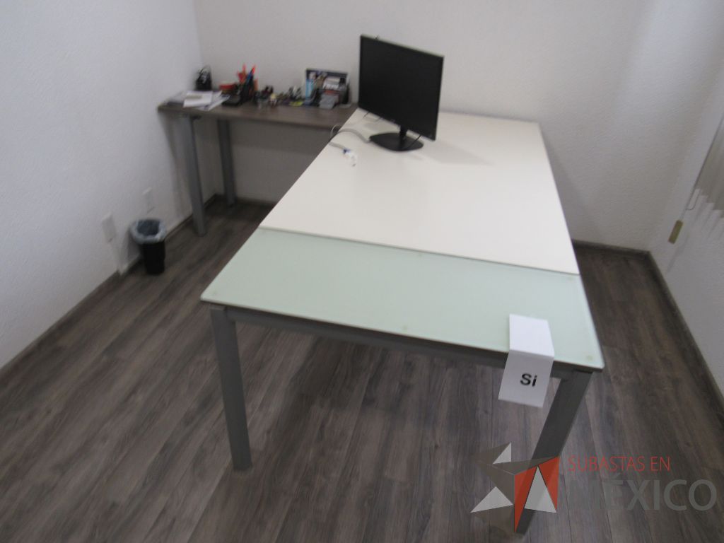 Lote 009 - Escritorio en escuadra con base metálica y cubierta color blanco con café