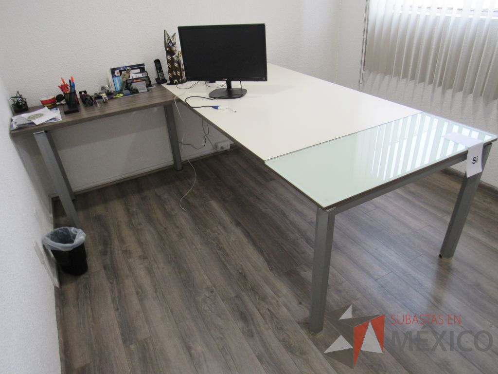 Lote 009 - Escritorio en escuadra con base metálica y cubierta color blanco con café - Imagen 7