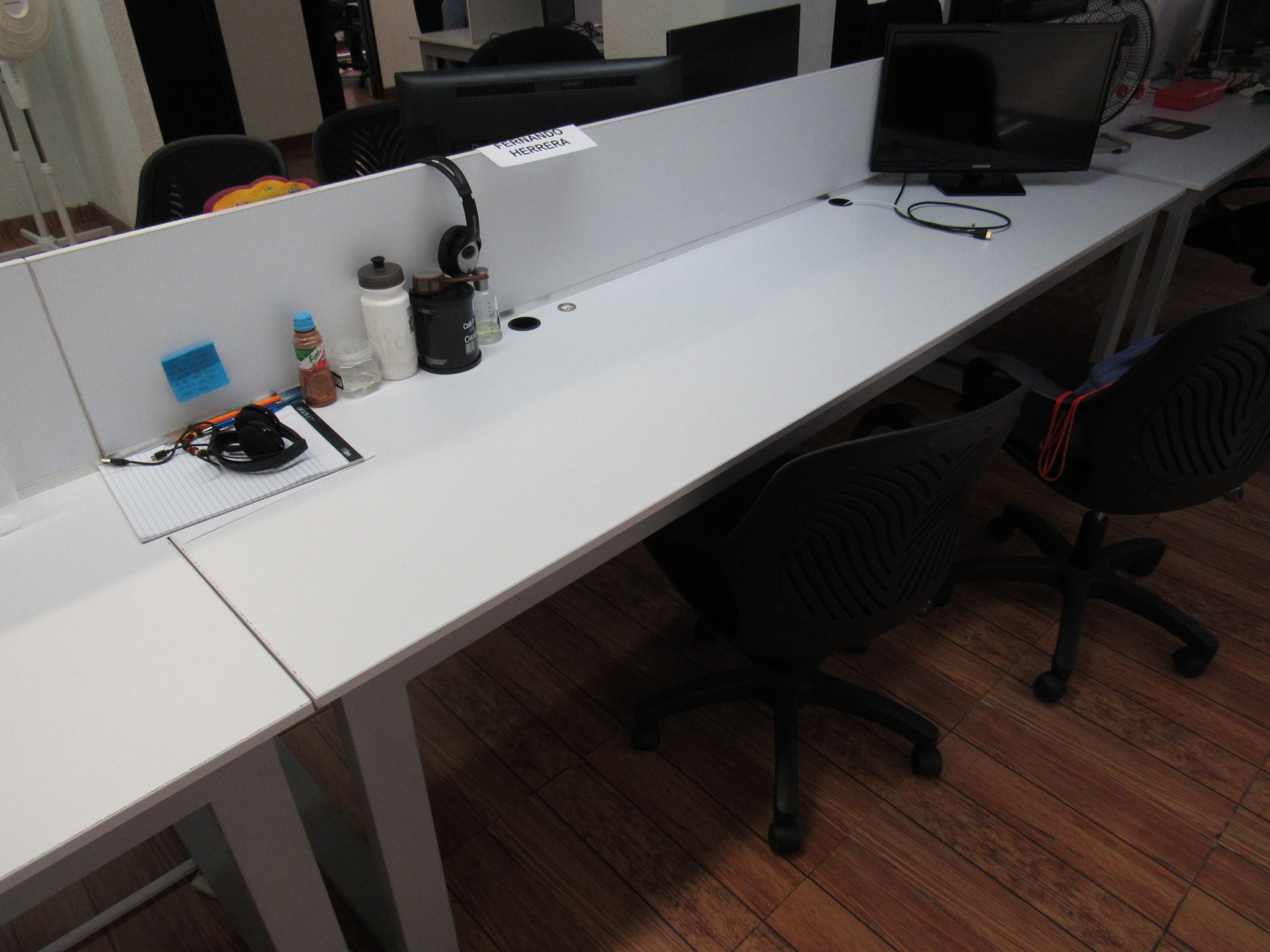Lote 091 - Mesa de trabajo para 4 personas con mampara divisoria - Imagen 5