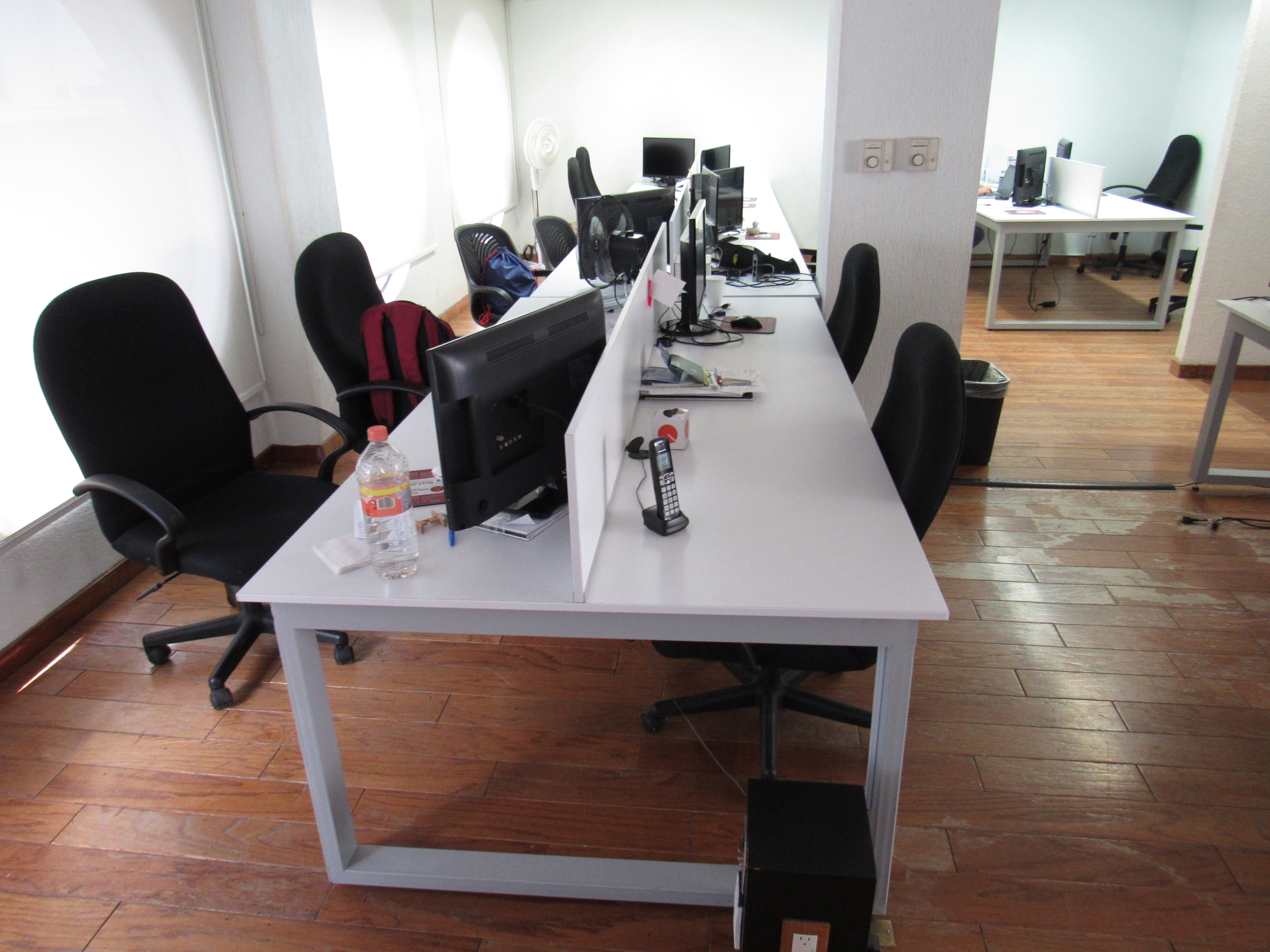 Lote 091 - Mesa de trabajo para 4 personas con mampara divisoria