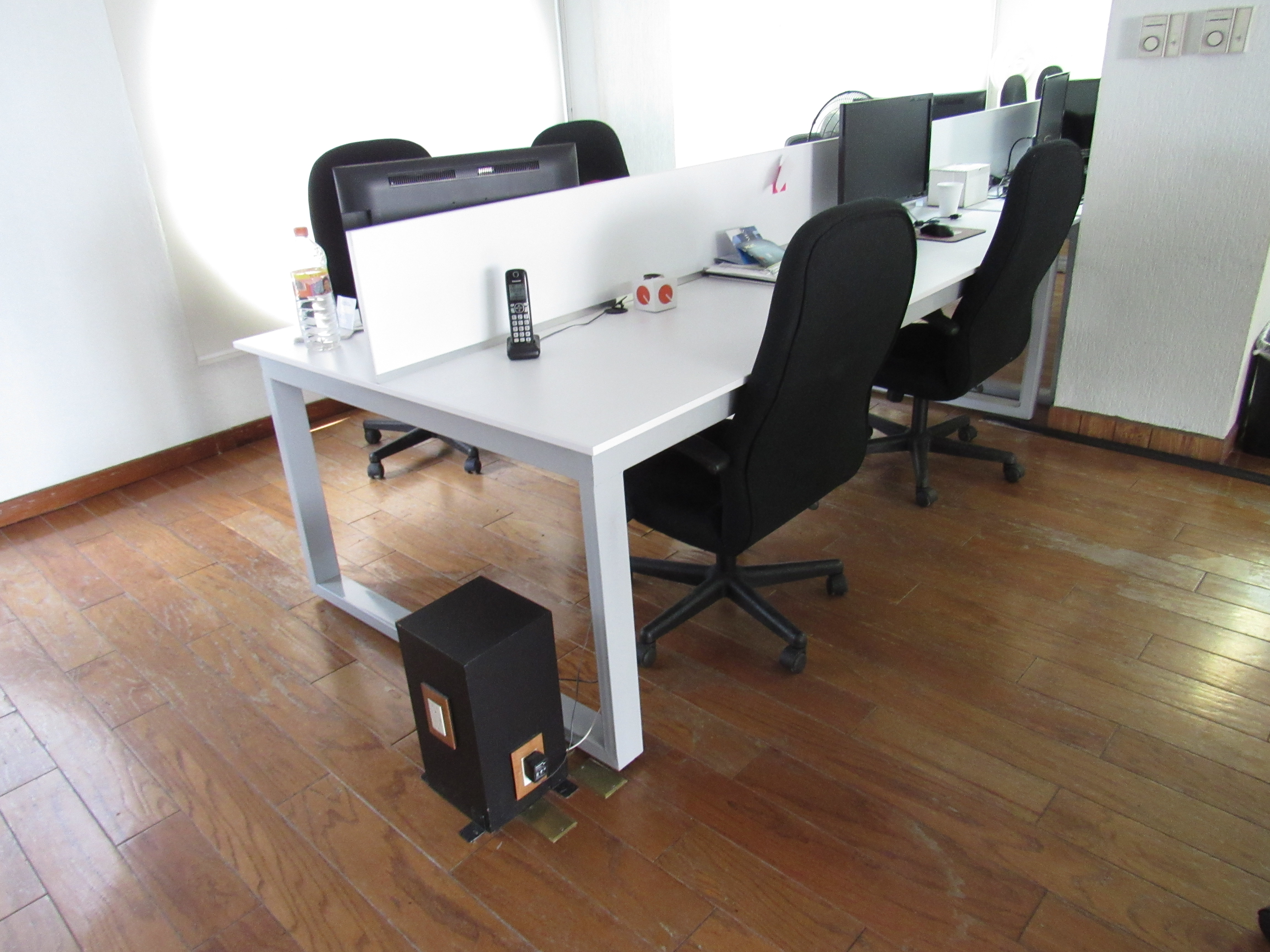 Lote 091 - Mesa de trabajo para 4 personas con mampara divisoria - Imagen 6