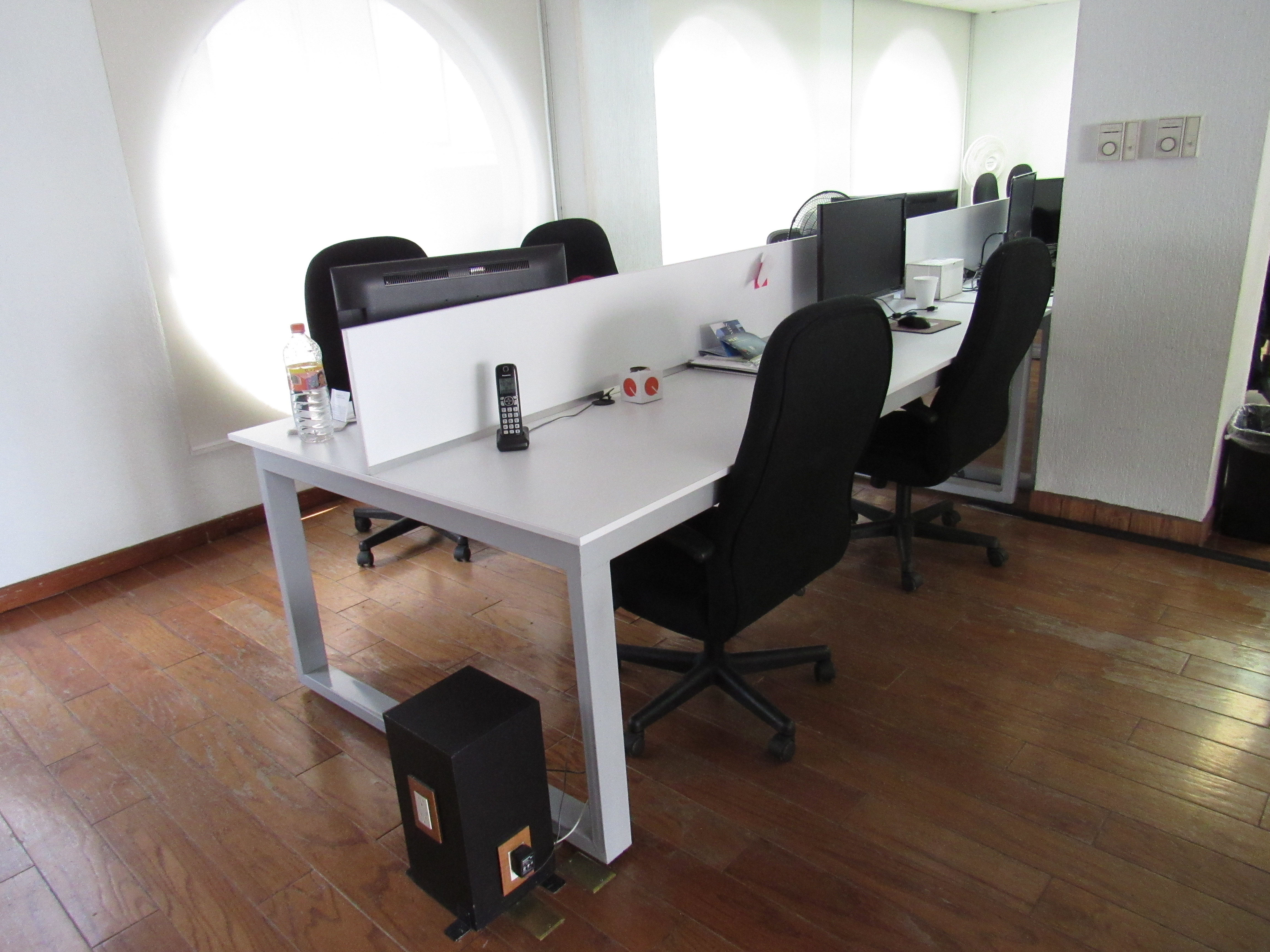 Lote 091 - Mesa de trabajo para 4 personas con mampara divisoria - Imagen 7