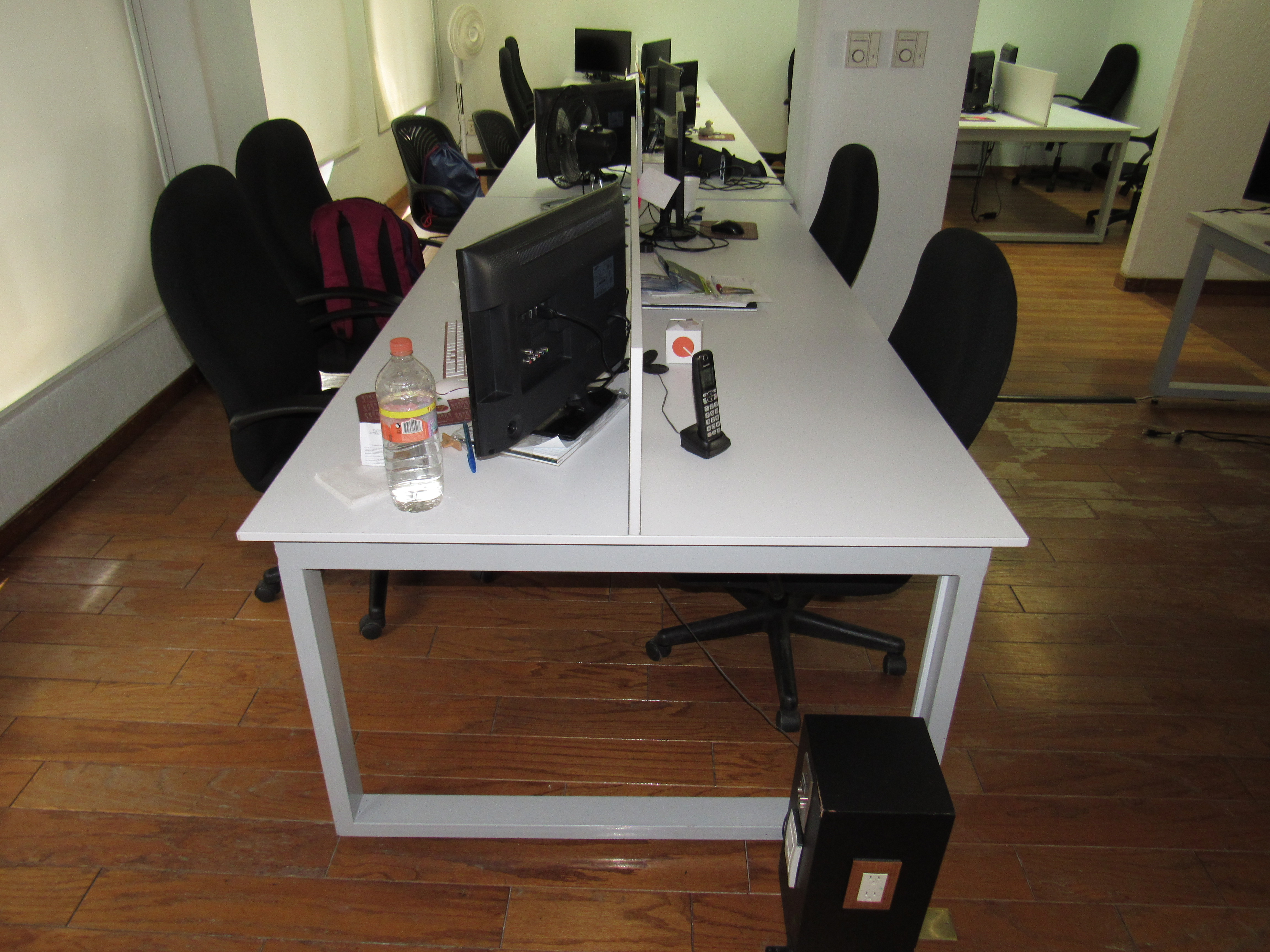 Lote 091 - Mesa de trabajo para 4 personas con mampara divisoria - Imagen 9