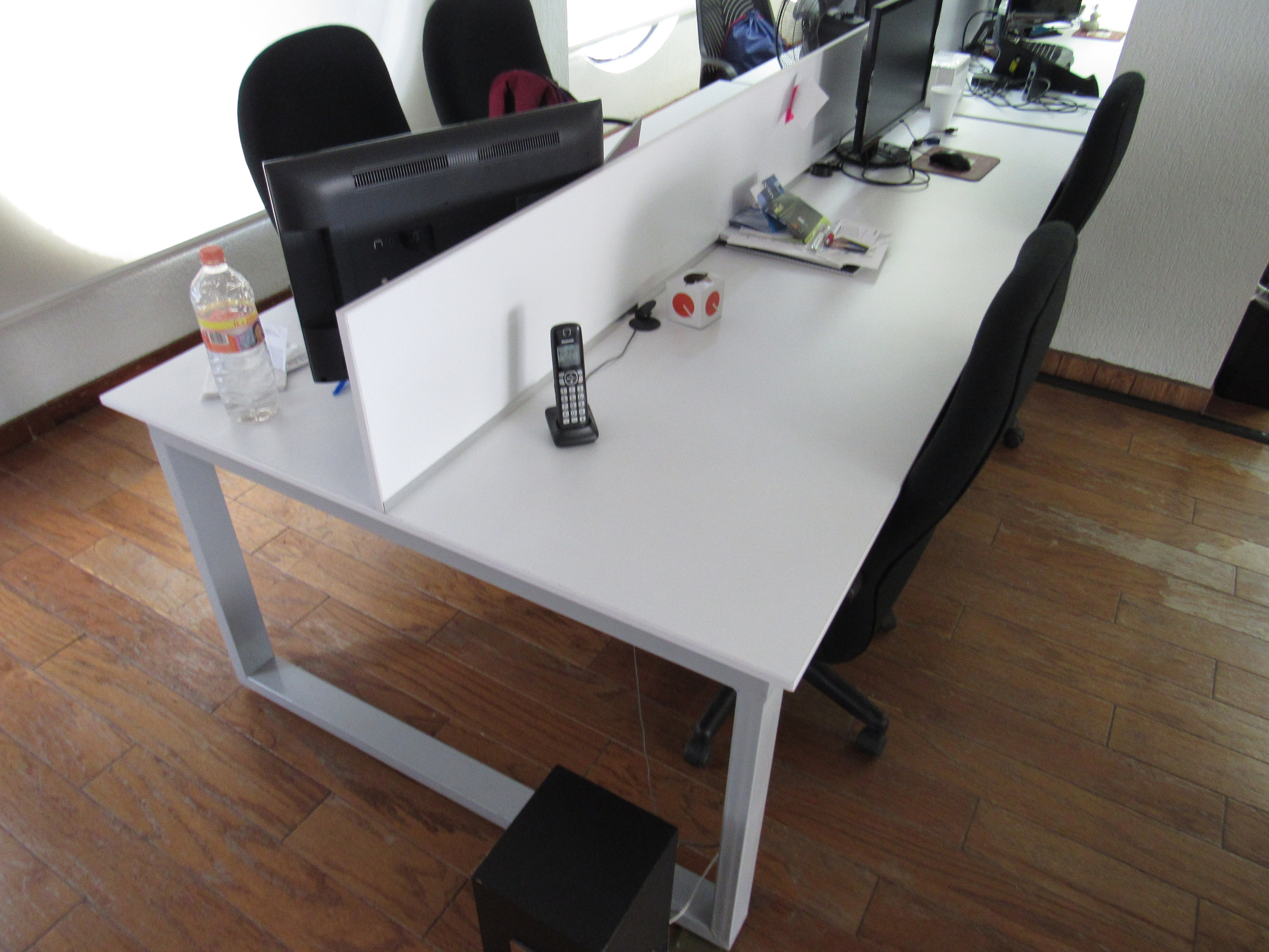 Lote 091 - Mesa de trabajo para 4 personas con mampara divisoria - Imagen 10