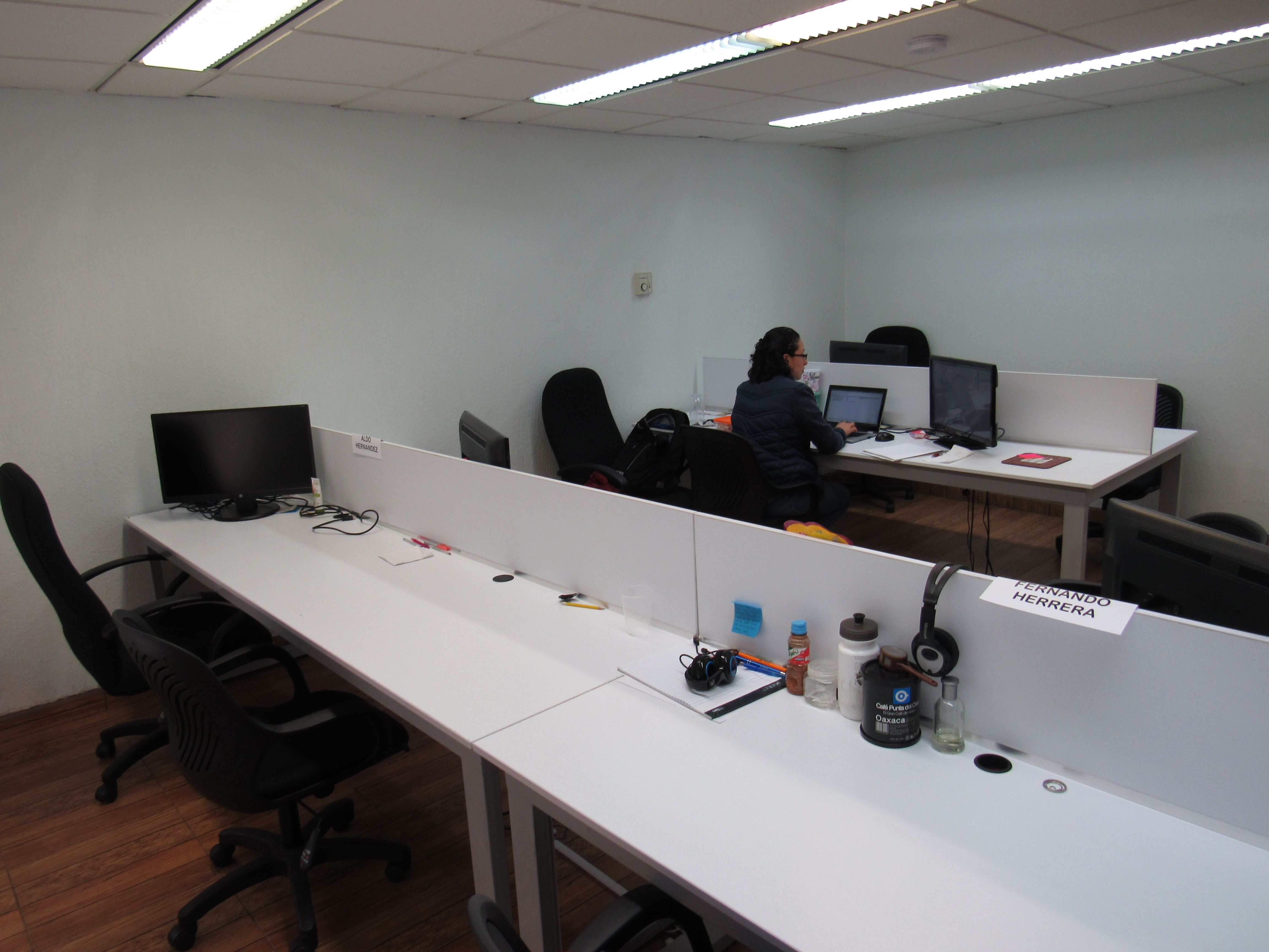 Lote 091 - Mesa de trabajo para 4 personas con mampara divisoria - Imagen 11