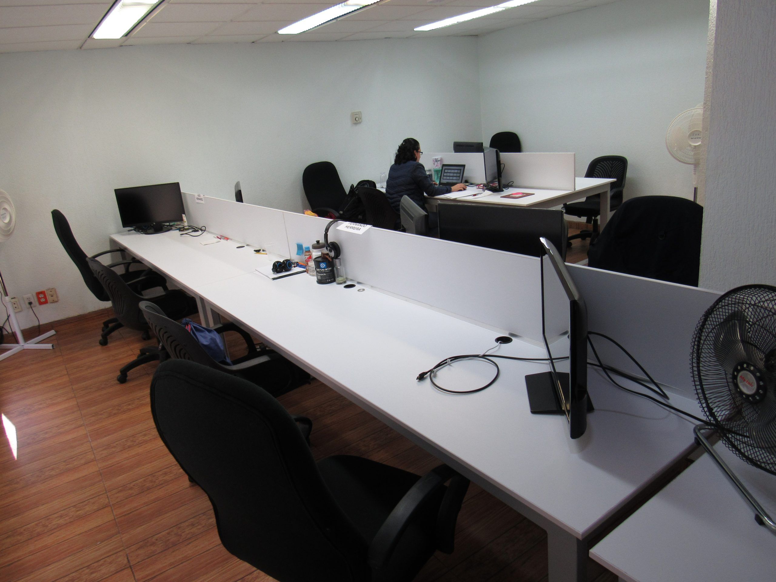 Lote 091 - Mesa de trabajo para 4 personas con mampara divisoria - Imagen 13