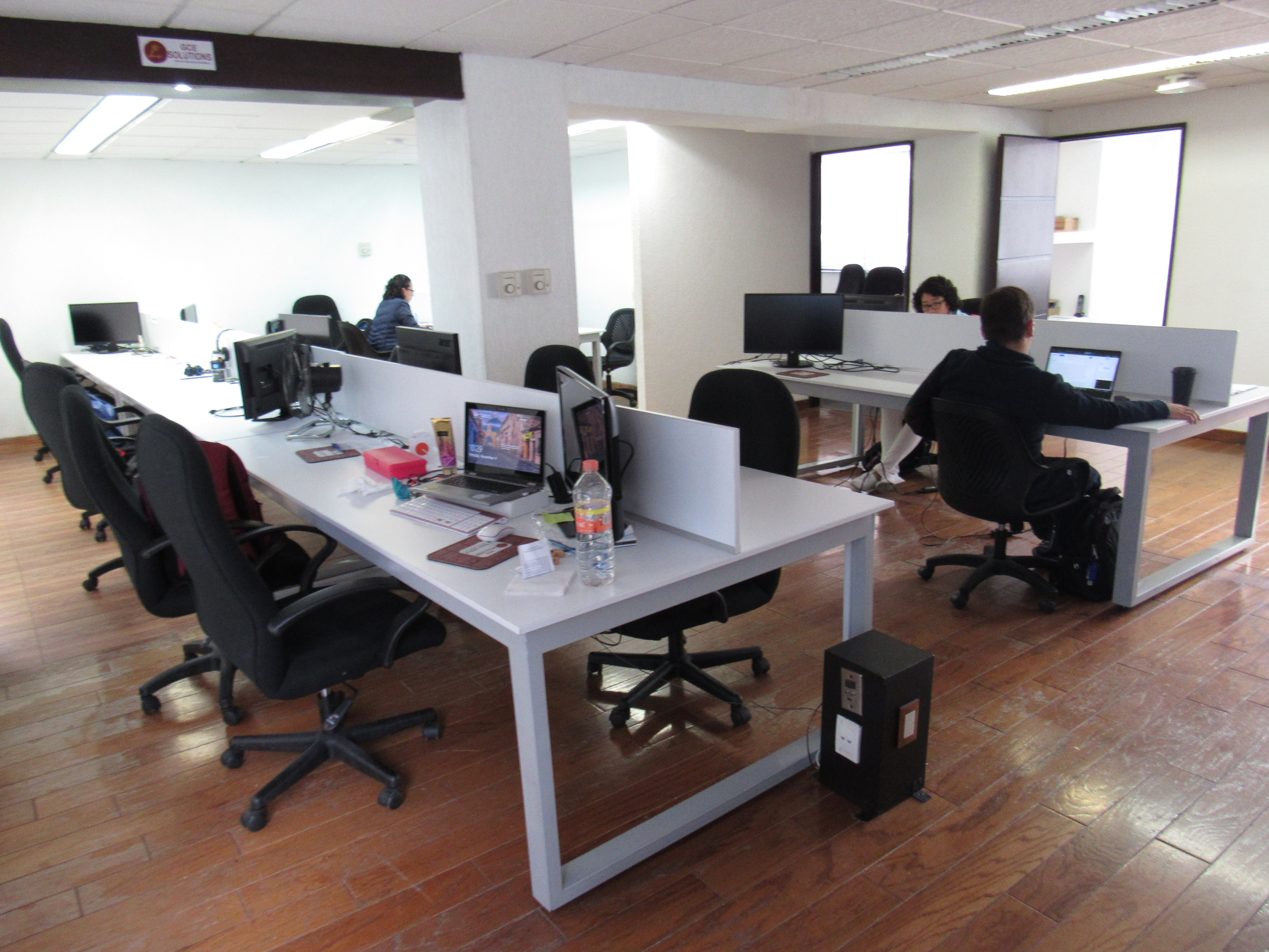 Lote 091 - Mesa de trabajo para 4 personas con mampara divisoria - Imagen 14