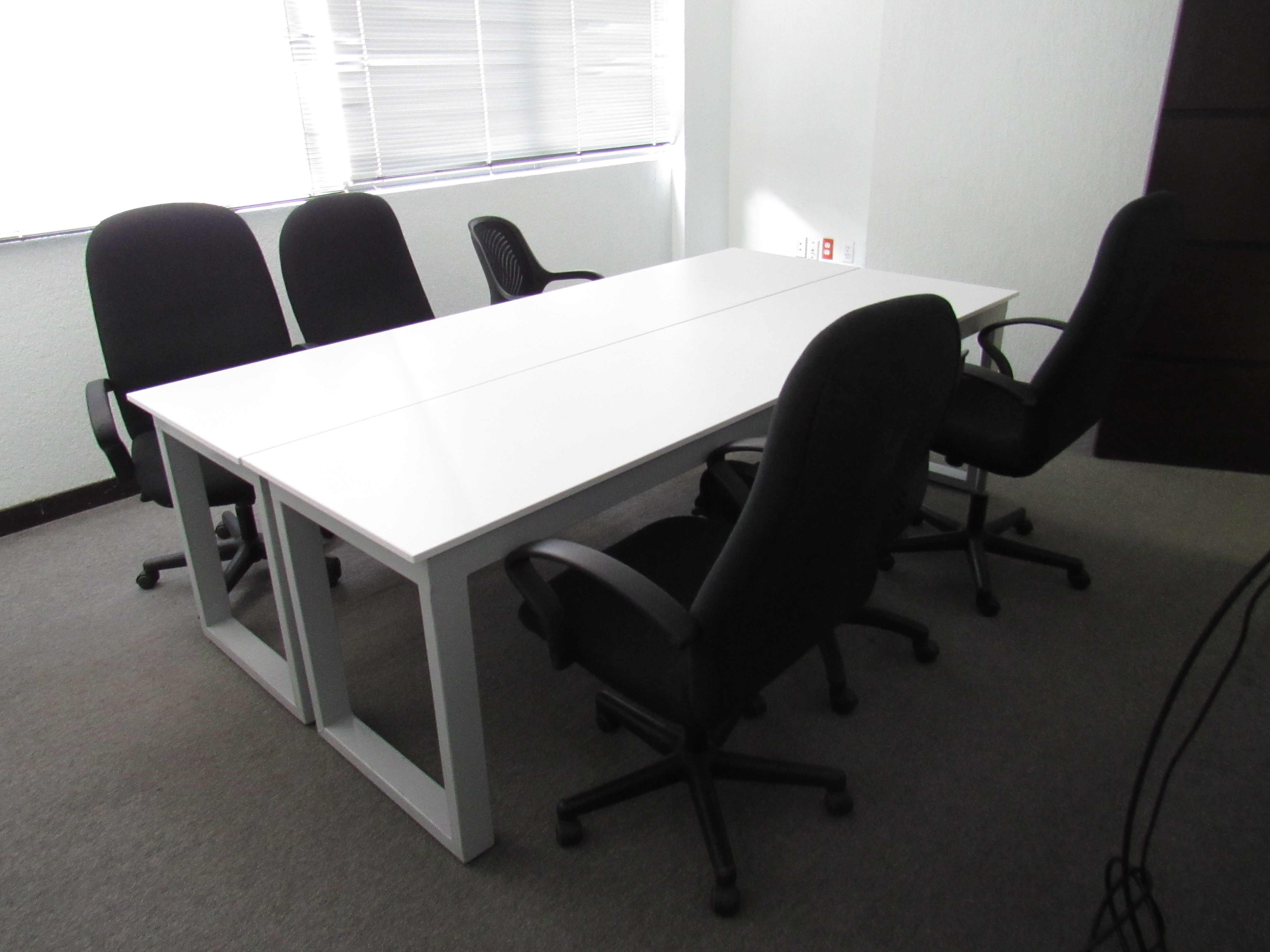 Lote 005 - Mesa de trabajo para 6 personas - Imagen 6