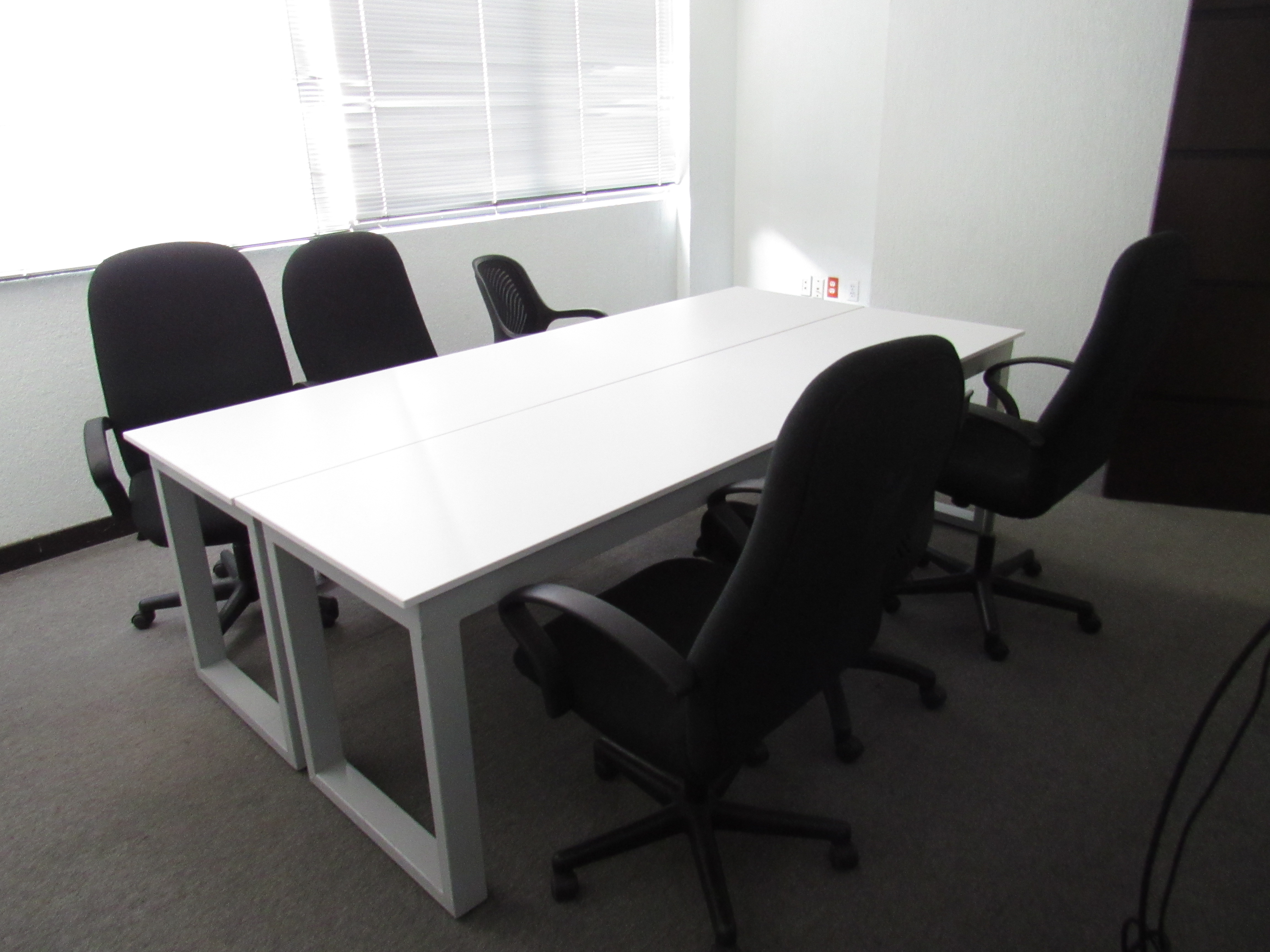 Lote 005 - Mesa de trabajo para 6 personas - Imagen 7
