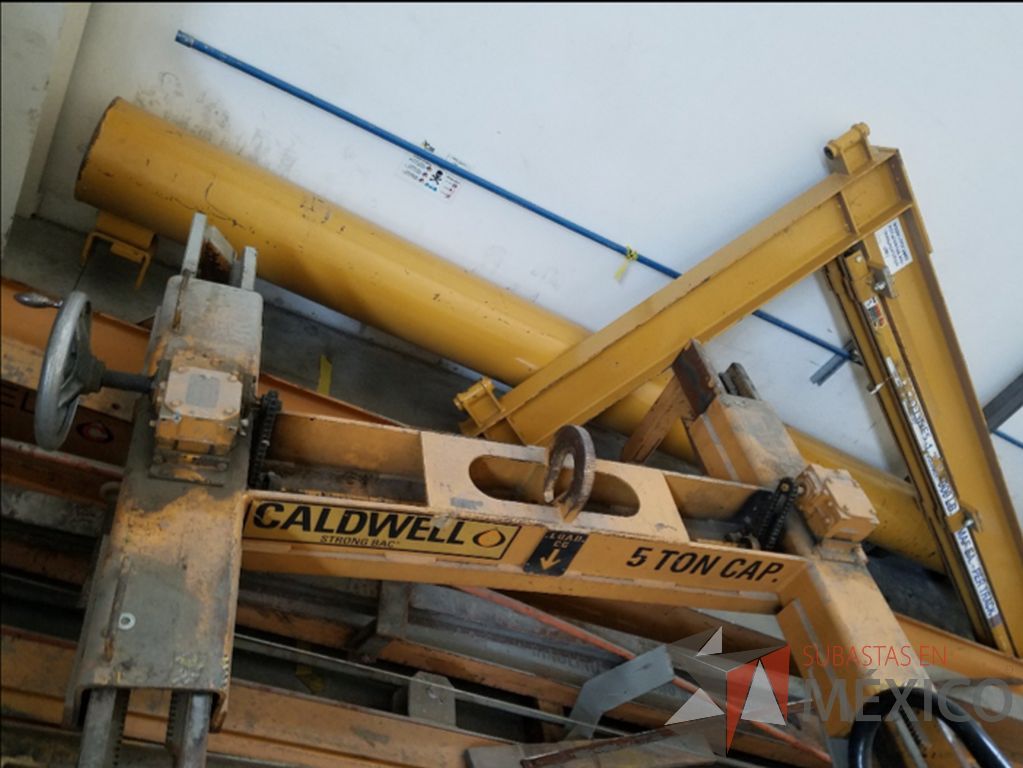 Lote 020 - Grúa aérea alimentador de hojas de acero Caldwell con postes