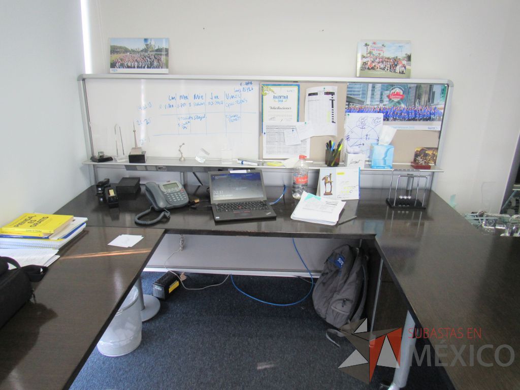 Lote 083 - Escritorio en escuadra con base metálica, credenza y gabinete.
