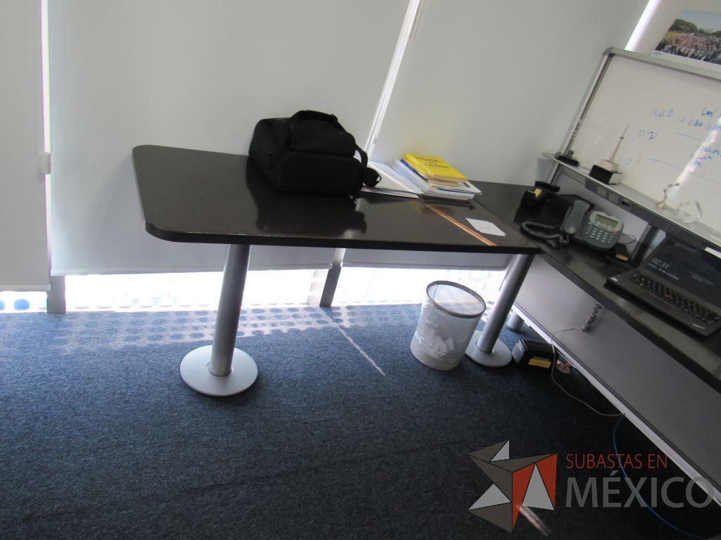 Lote 083 - Escritorio en escuadra con base metálica, credenza y gabinete. - Imagen 4