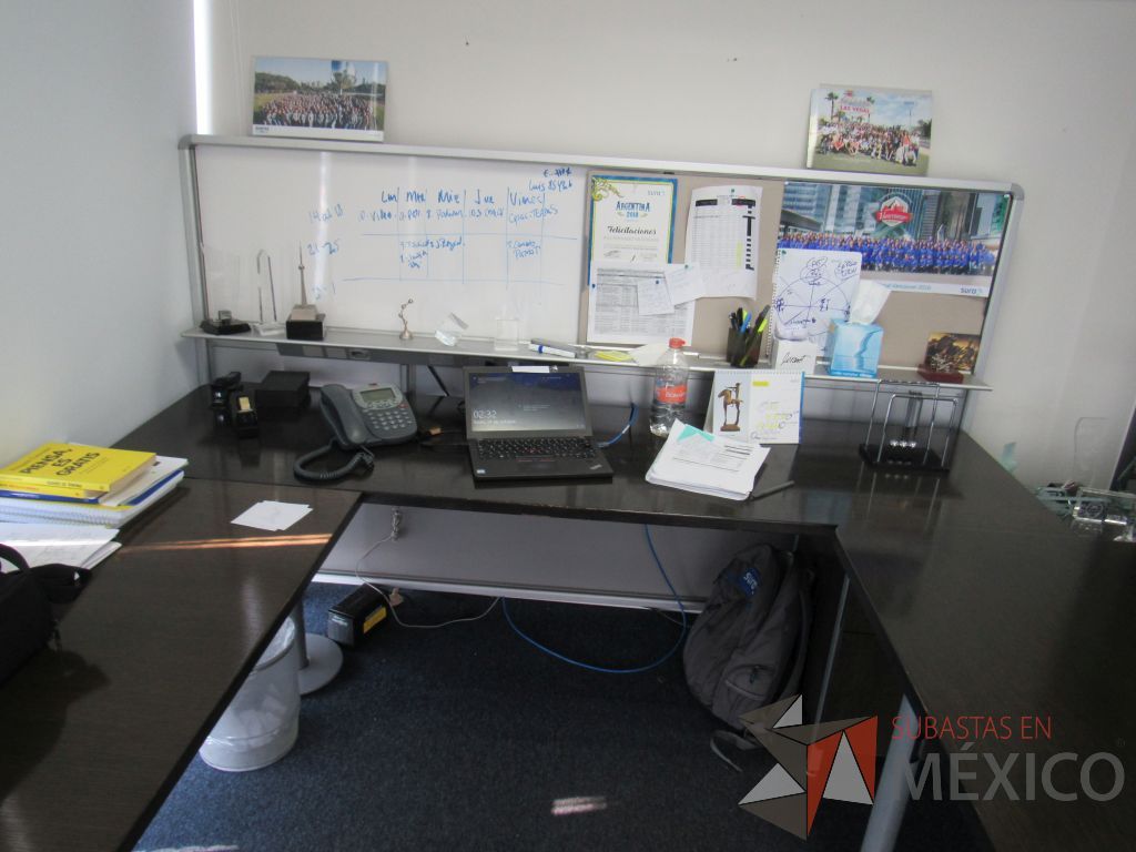 Lote 083 - Escritorio en escuadra con base metálica, credenza y gabinete. - Imagen 6