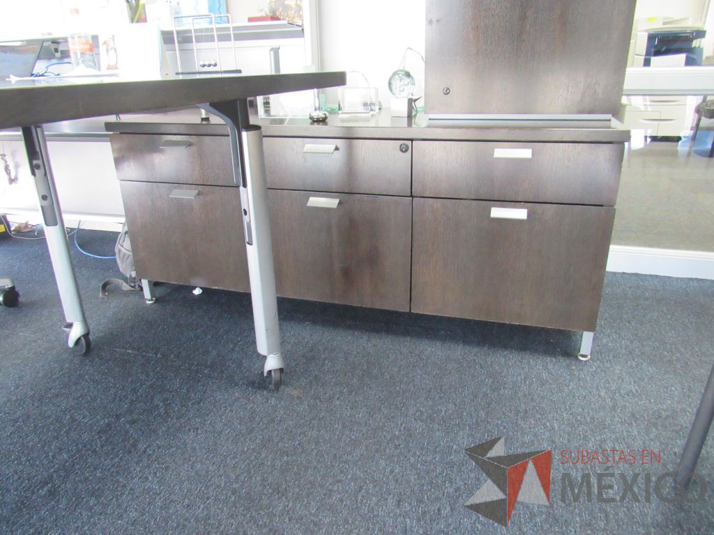 Lote 083 - Escritorio en escuadra con base metálica, credenza y gabinete. - Imagen 8