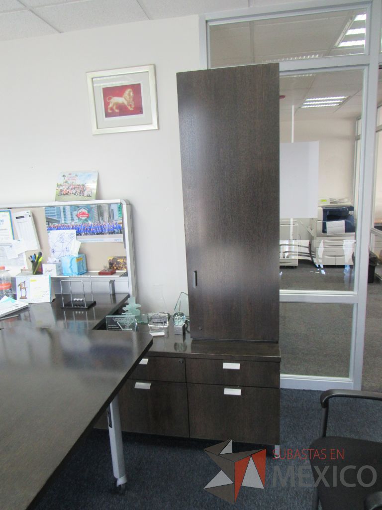 Lote 083 - Escritorio en escuadra con base metálica, credenza y gabinete. - Imagen 10
