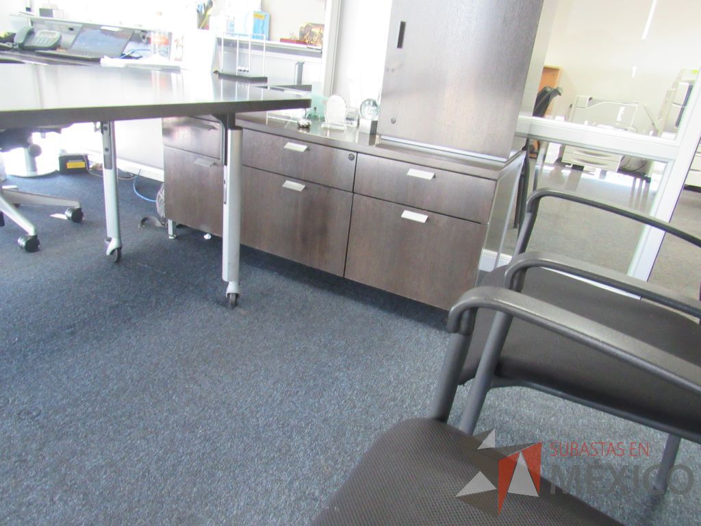 Lote 083 - Escritorio en escuadra con base metálica, credenza y gabinete. - Imagen 11