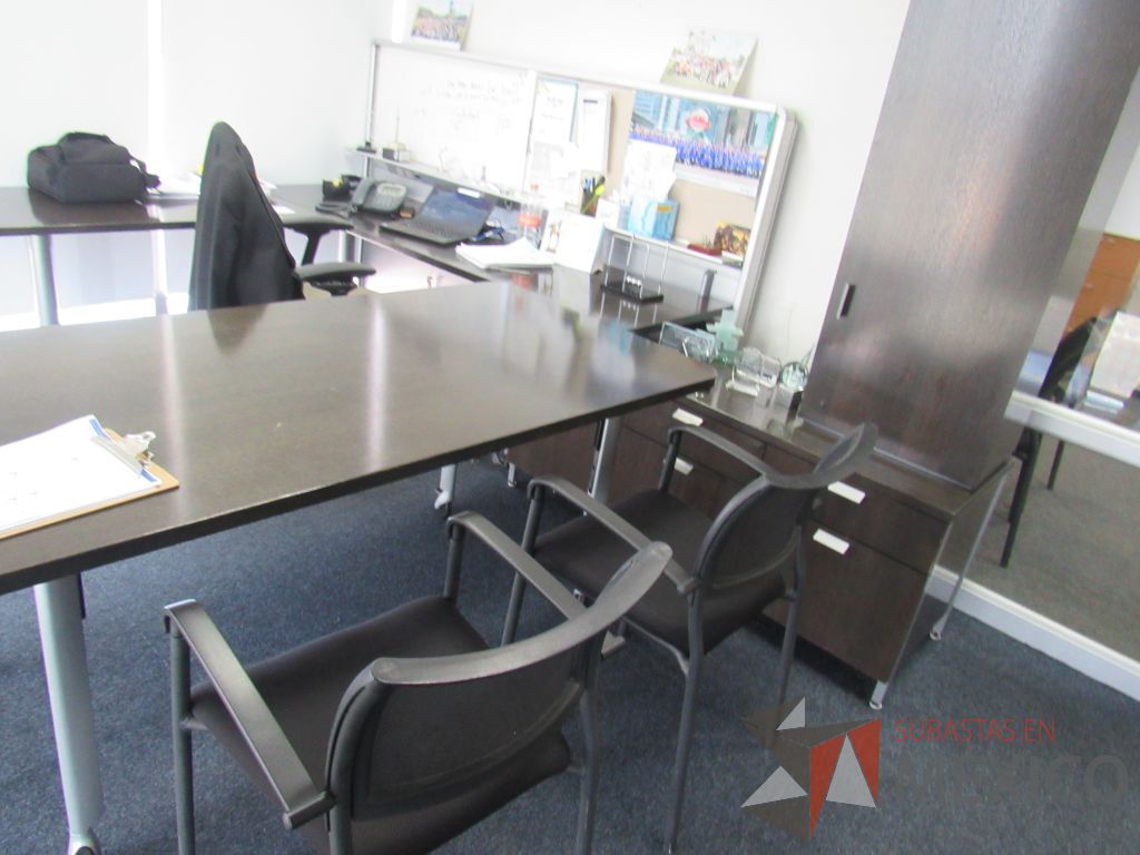 Lote 083 - Escritorio en escuadra con base metálica, credenza y gabinete. - Imagen 12