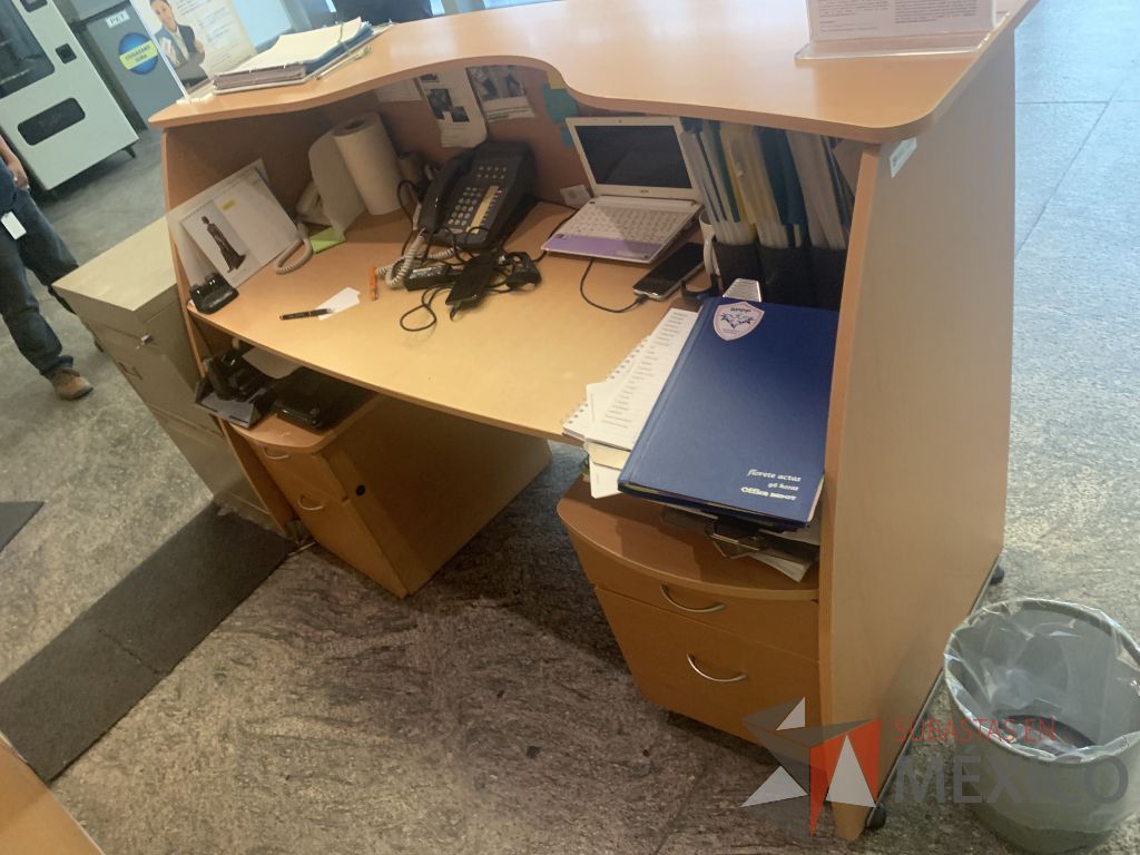 Lote 100 - Mueble de recepción tipo madera y Archivero metálico - Imagen 2