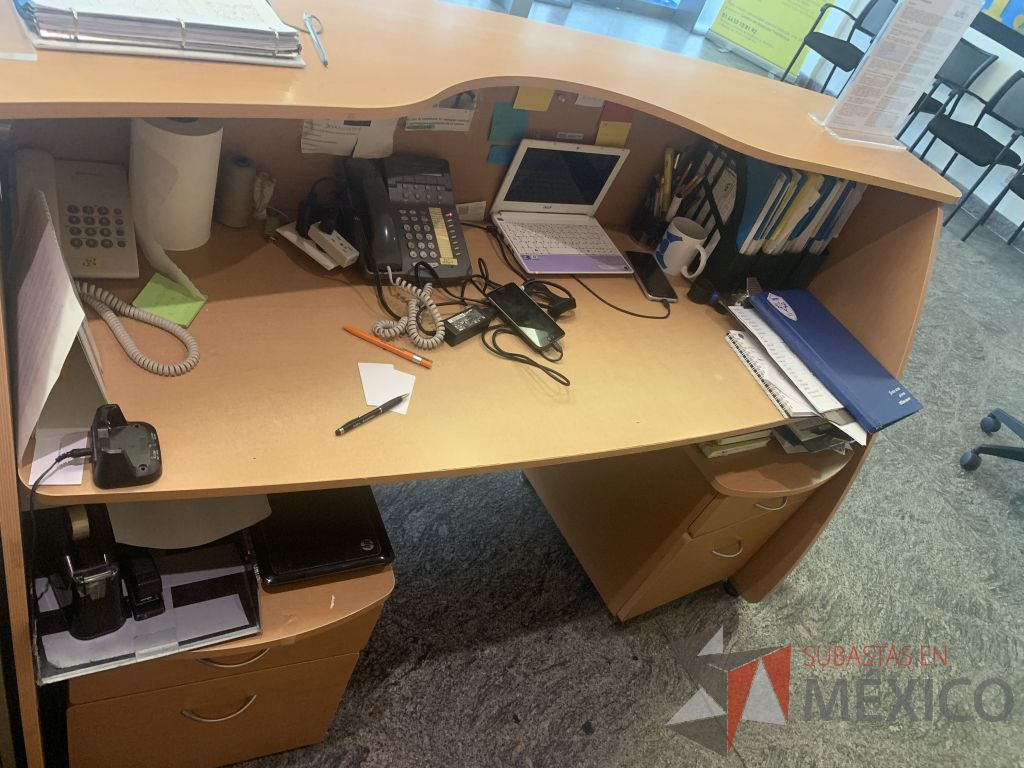 Lote 100 - Mueble de recepción tipo madera y Archivero metálico - Imagen 4