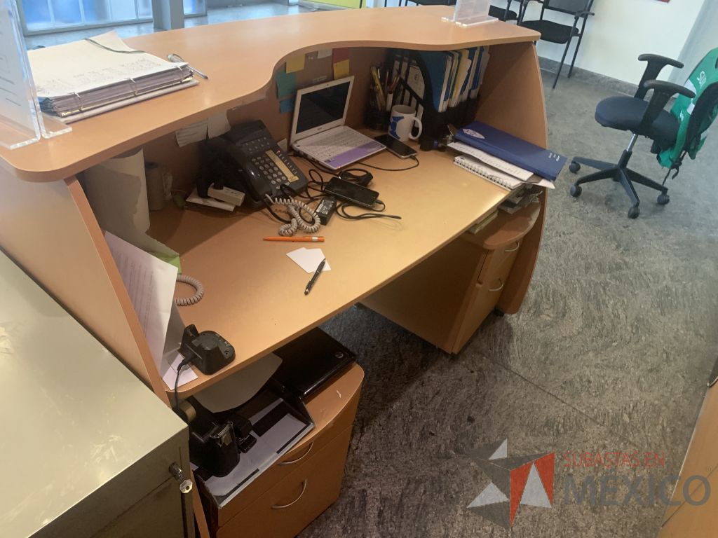Lote 100 - Mueble de recepción tipo madera y Archivero metálico - Imagen 7