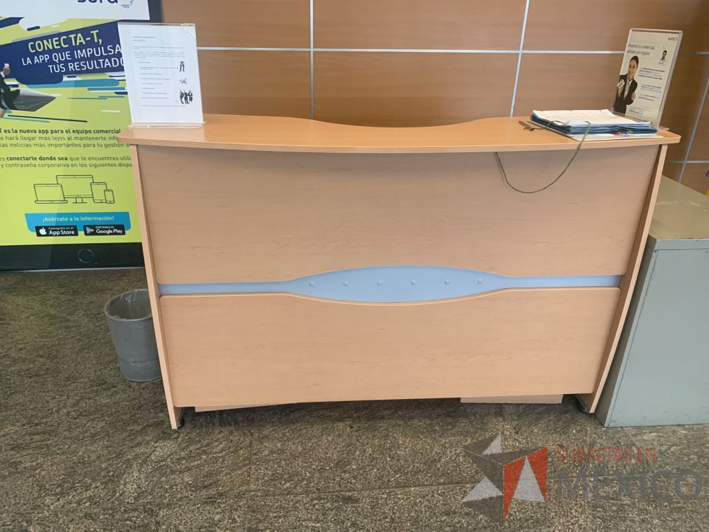 Lote 100 - Mueble de recepción tipo madera y Archivero metálico - Imagen 8