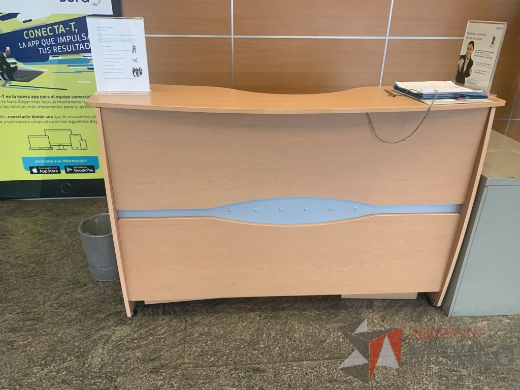 Lote 100 - Mueble de recepción tipo madera y Archivero metálico