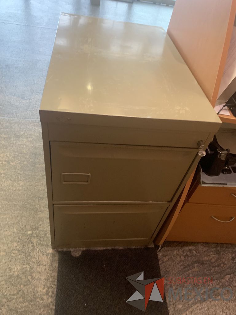 Lote 100 - Mueble de recepción tipo madera y Archivero metálico - Imagen 9