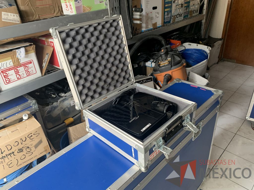 Lote 029 - Video proyector de 2600 ANSI lumens con case y 1 soporte para colgado