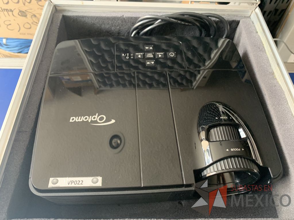 Lote 029 - Video proyector de 2600 ANSI lumens con case y 1 soporte para colgado - Imagen 4